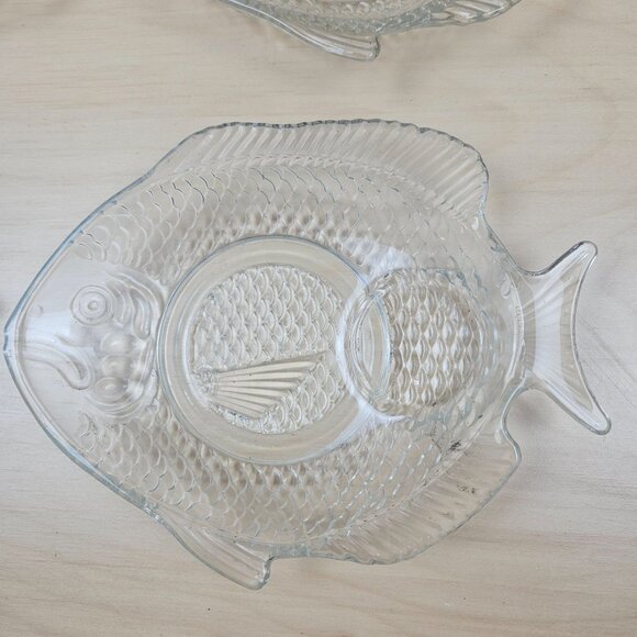 5 VTG Glass Fish Shaped Plates With Textured Details & Central Indented Design F - Picture 1 of 5